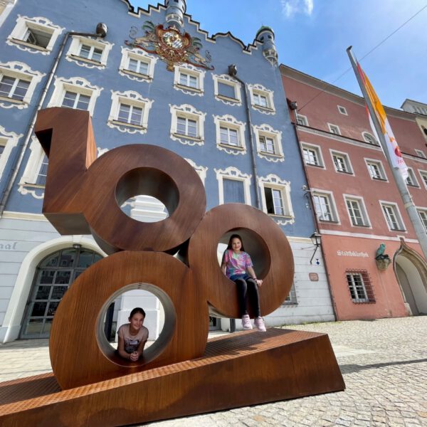 Kinder Minou und Leni mit Skulptur Foto Königseder
