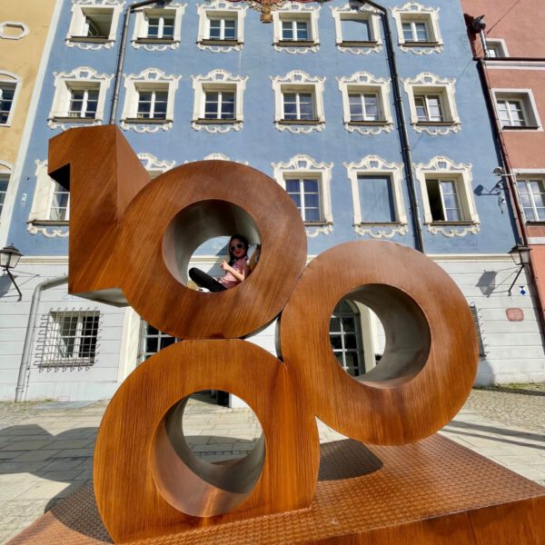 Mara Königseder mit Skulptur Foto köx