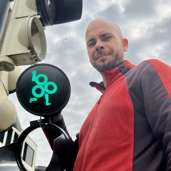 Elektriker Eduard Keiler ist Teil des Teams der städtischen Elektroabteilung, das die 96 Ampelgläser ausgetauscht hat  Er absolvierte seine Ausbildung bei der Stadt Burghausen und feiert im Oktober 2025 sein 20 jähriges Arbeitsjubiläum  Fotocredit: Stadt Burghausen / Königseder