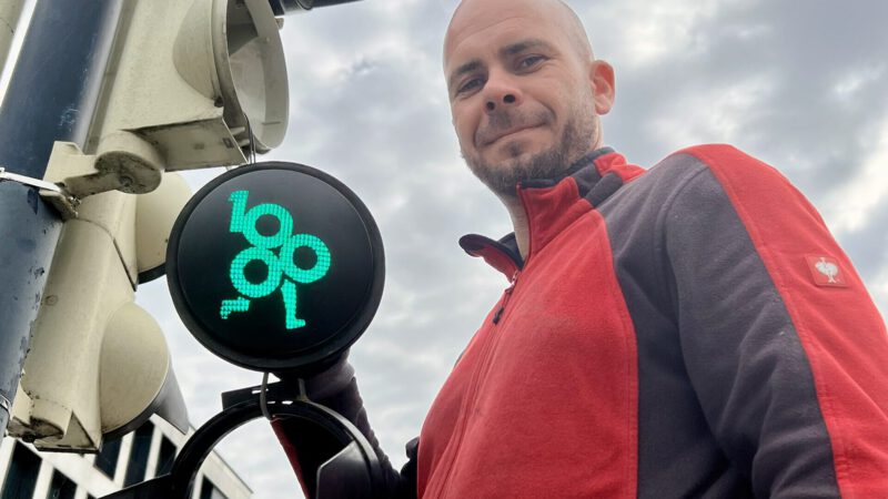 Elektriker Eduard Keiler ist Teil des Teams der städtischen Elektroabteilung, das die 96 Ampelgläser ausgetauscht hat. Er absolvierte seine Ausbildung bei der Stadt Burghausen und feiert im Oktober 2025 sein 20-jähriges Arbeitsjubiläum. Fotocredit: Stadt Burghausen / Königseder